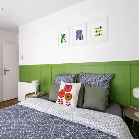 702 - Eiffel Tower Apartment *